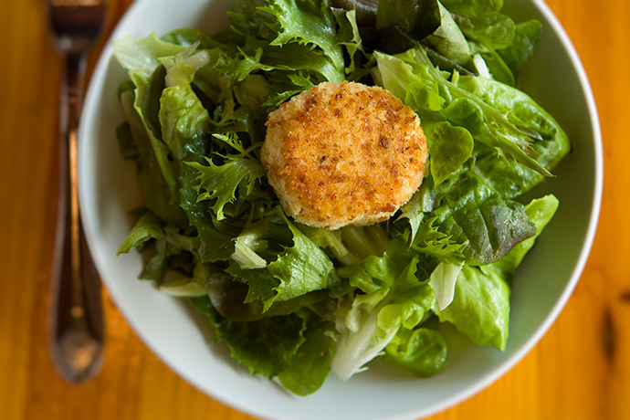 Baby lettuce salad with baked goat cheese