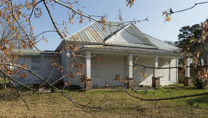 The farmstead, including the one-story dwelling, was built in the early 1910s. Once the building is renovated, the town hopes to have classes on nutrition, canning and food preservation, and other subjects.