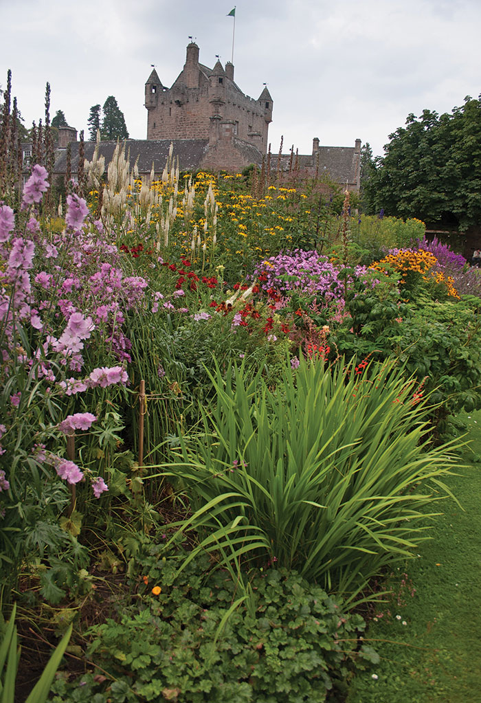 [Hình: CM-Cawdor-Castle-1.jpg]